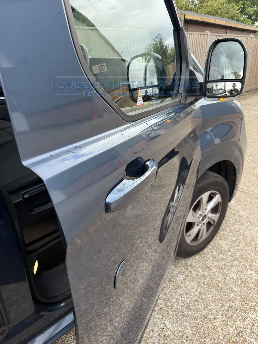Listening to see whether the Ford Custom's factory alarm sounds after opening the door with the manual key