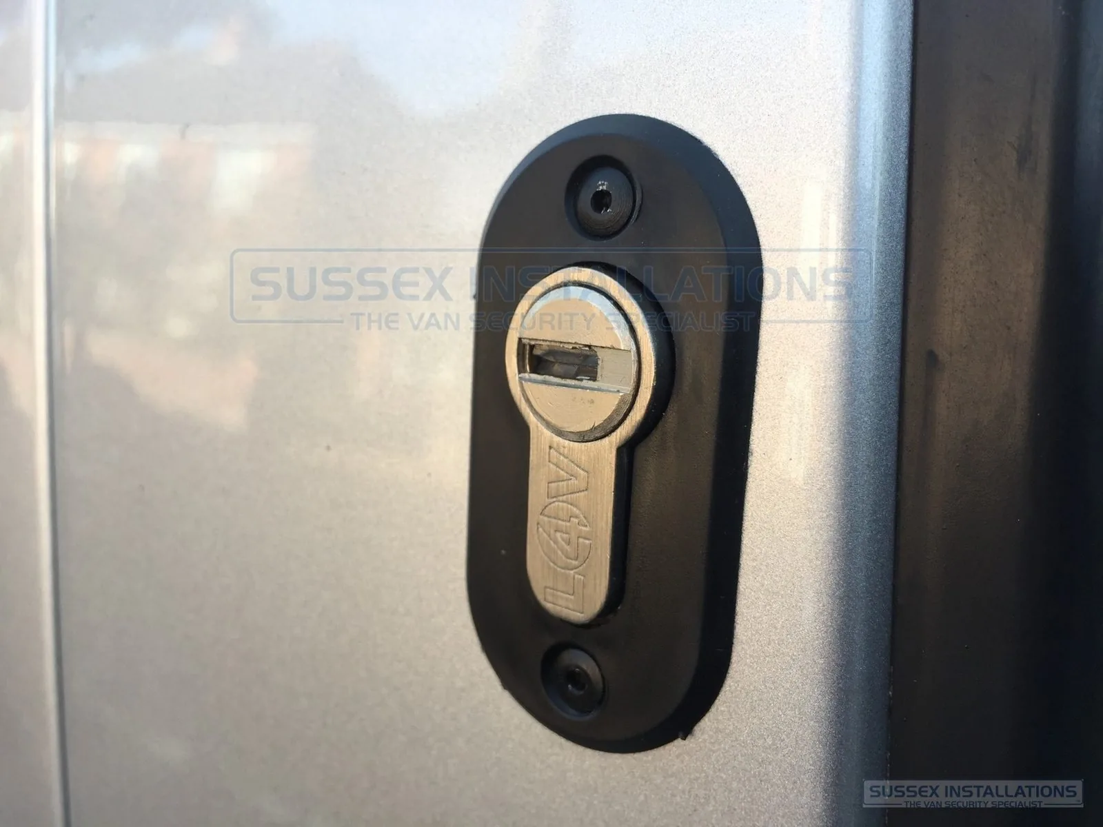Correct van deadlock barrel projection of approximately two millimetres